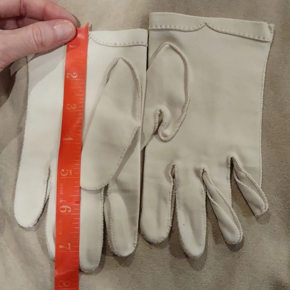 Small cream ladies hand gloves, vintage